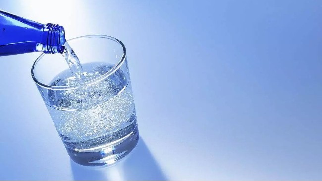 自來(lái)水、純凈水、礦泉水有什么區(qū)別？都需純凈水設(shè)備處理，才能飲用！