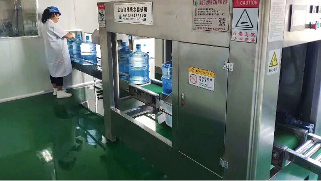 我們常喝的桶裝水是如何加工生產(chǎn)的？萬達環(huán)保桶裝水設(shè)備